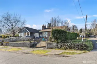 A corner setting provides flexible access, added light, and future potential—both practical and forward-looking.