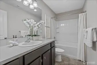 Upstairs Full Bathroom