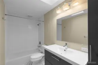 Updated primary en-suite bath