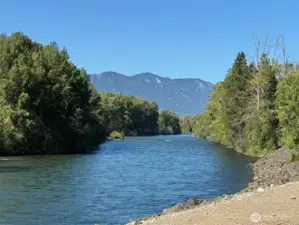 Nearby Yakima River, great fyfishing!
