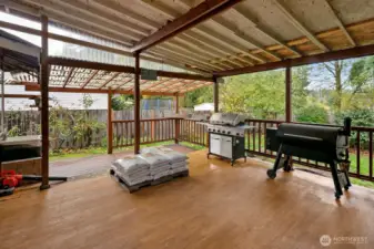Huge covered deck.