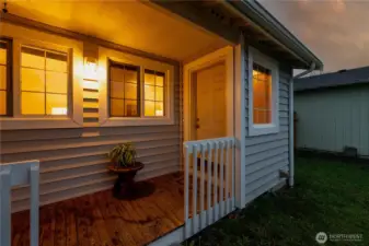 Do you love to decorate for holidays, this porch is PERFECT!