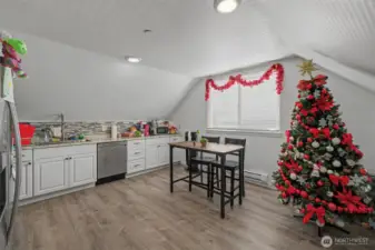 Unit C dining and kirchen