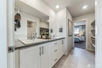 Continental Bathroom between loft and BD 3