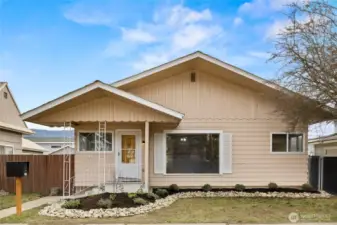 Cute front yard w/ adorable curb appeal