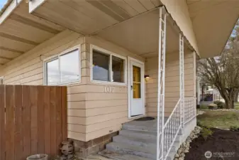Nice covered front patio.
