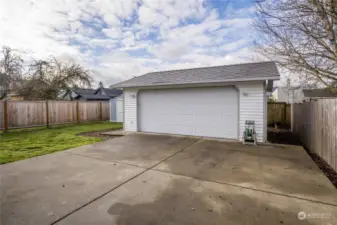 Detached 2-car garage