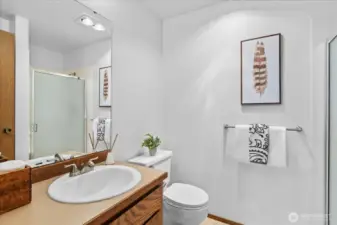 Primary en-suite bathroom