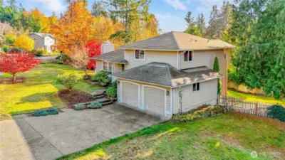 This wonderful home is just minutes to the Kingston high-speed and regular ferry for easy commuting to Seattle or Edmonds. Close to all services but the neighborhood maintains a peaceful, rural feeling.
