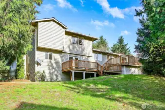 The fenced back yard is fabulous, as are the mutliple levels of west-facing decks. Relax, barbecue, and enjoy your life in this wonderful 3-bedroom home.
