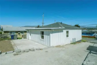 Spacious driveway to back parking