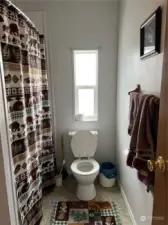 Full bathroom between 2 bedrooms.