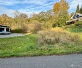 Lot in between 2 houses.