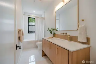 Upper level full guest bathroom