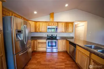 Plenty of cabinet space in the kitchen