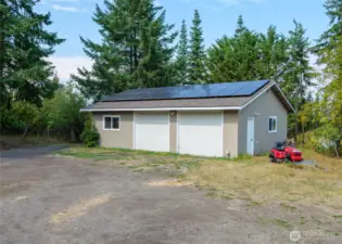 Detached insulated and heated garage with solar