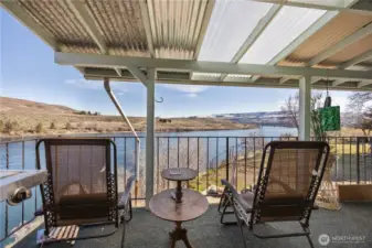 Main level deck overlooks the Columbia River.