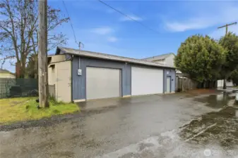 Large 1050 sq ft Garage with access from the alley