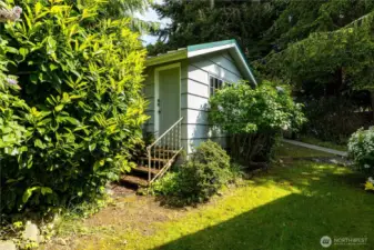 Detached garage