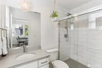 Guest room / office ensuite