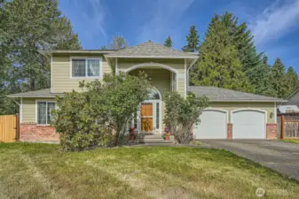 Front of home with tons of parking