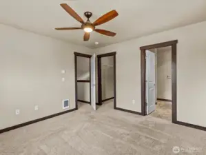 Primary w/ en suite & walk-in closet
