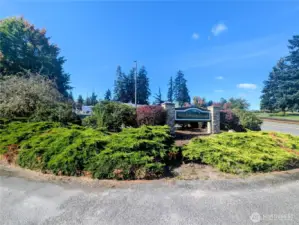 This unit sits conveniently across from The Skagit Golf and Country Club.  Become a member and enjoy this meticulously maintained course, fantastic meals and new friendships, right at your doorstep!