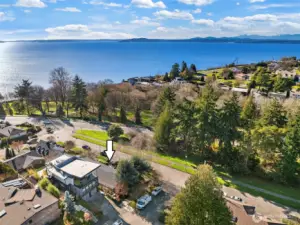 31st doglegs off of Galer, which is the road leading out over the Magnolia Bridge.  The large strip of grass with mature trees immediately across the street offers a nice buffer from Galer, and an easy spot to toss a ball or walk the pooch.  The sidewalk leads to the right to community sport courts and Magnolia Village just down the street.