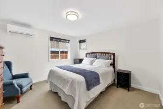 Primary ensuite w/ walk in closet