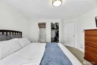 Primary ensuite w/ walk in closet
