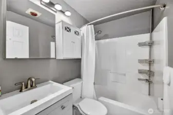 Primary ensuite w/ walk in closet