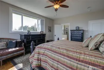 Coming in from the deck, you can see your en-suite bath.