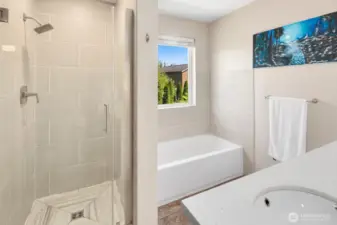 Primary Bedroom w/ En-Suite Full Bath & Walk-In Closet