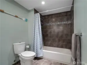 Downstairs bathroom with tiled surround