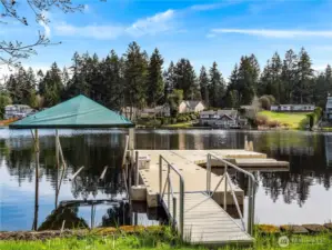 Durable EZ Dock made from polyethylene and boatlift