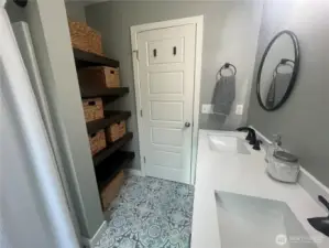 Main Bath (upstairs)