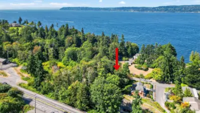 Peek-a-boo views from property. Phot shows proximity to the water.