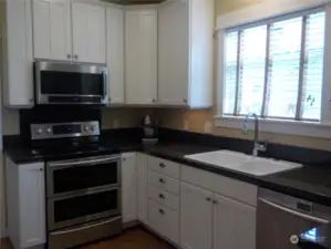 UPSCALE APPLIANCES & LOTS OF CABINETS