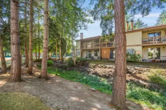 Meticulously maintained common areas with plenty of green space for relaxing or strolling ???