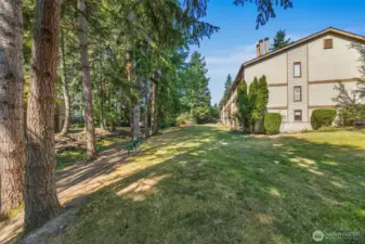 Meticulously maintained common areas with plenty of green space for relaxing or strolling ???