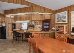 Dining area with wet bar
