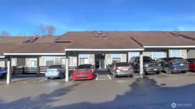 Conveniently located condo situated on Lea Hill is waiting for you to call this home!