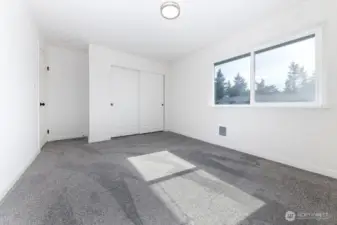 Guest bedroom with very spacious closet