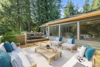 Deck (virtually staged)
