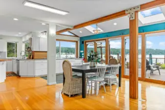 dining room with wet bar