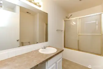 Upstairs full guest bath