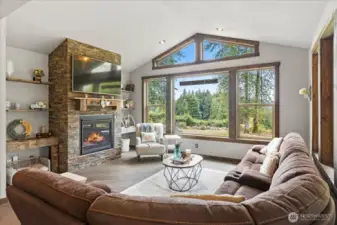 Great room/Family room w/gas fireplace.