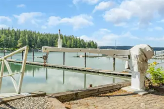 Waterfront Crane lifts 750 lb boat. 12V Electro-Hydraulic power, arm extends to 9ft reach, Hand held control raises and rotates the arm and controls the winch.