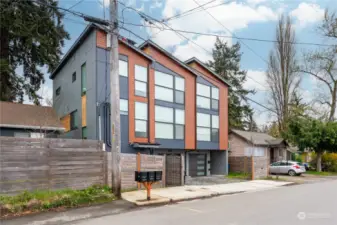 Built Green - view sunsets!  Convenient location.
