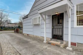 lots of parking space in driveway.